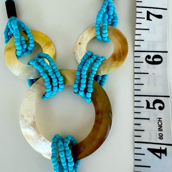 💙 Chunky beaded necklace with mother of pearl accents and turquoise beeds - Picture 4 of 4